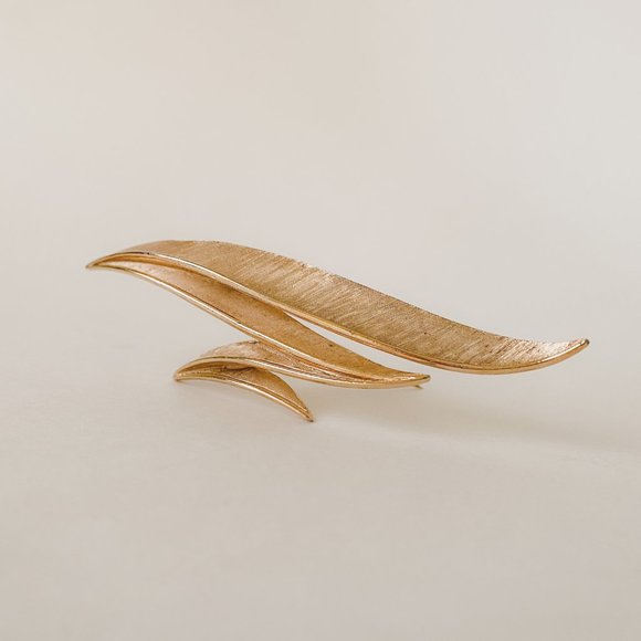 Crown Trifari Vintage Gold Tone Abstract Sleek Leaf Line Ribbon Textured Brooch - Picture 2 of 9